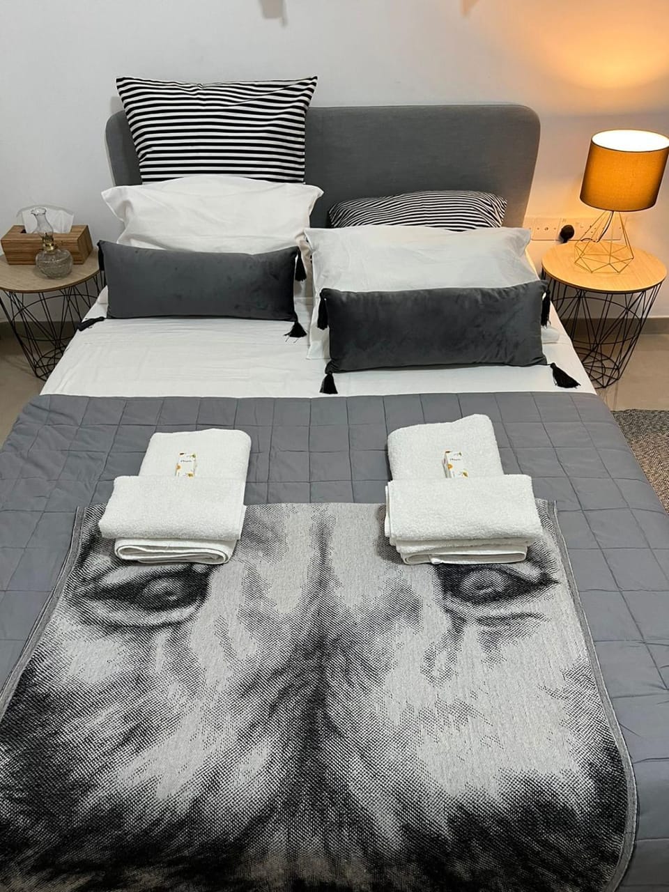 Bed, Bedroom, towels