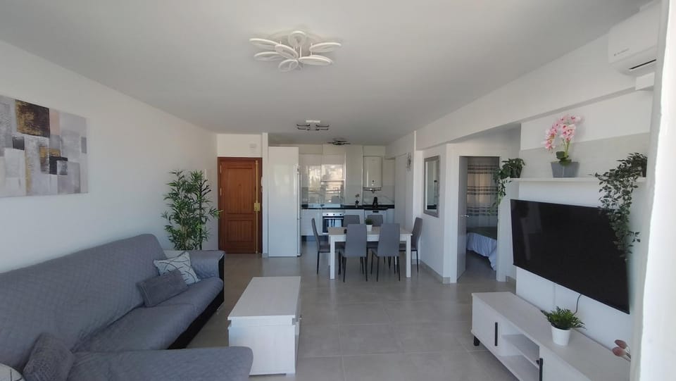 TV and multimedia, Living room, Seating area, Dining area