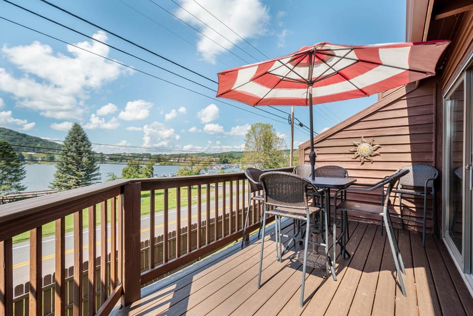 View (from property/room), Balcony/Terrace, Lake view, Mountain view