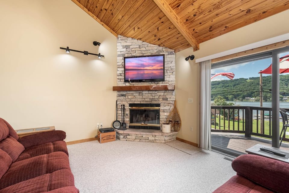 TV and multimedia, View (from property/room), Balcony/Terrace, Living room, Seating area, Lake view, fireplace, furniture