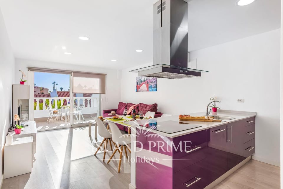 TV and multimedia, Balcony/Terrace, Kitchen or kitchenette, Living room, Seating area, Dining area, stove