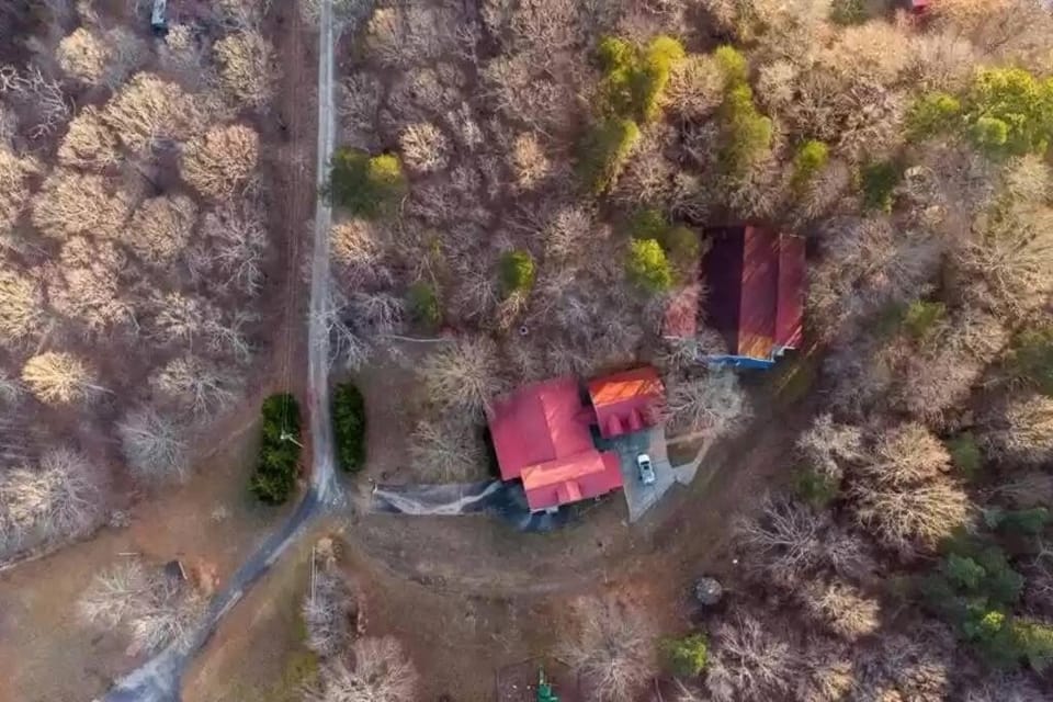 Gainesville property three levels with 11 Queen beds, Great for Family Retreat and Work crews House in Lake Lanier