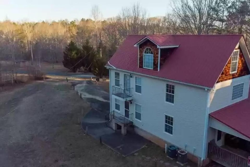 Gainesville property three levels with 11 Queen beds, Great for Family Retreat and Work crews House in Lake Lanier