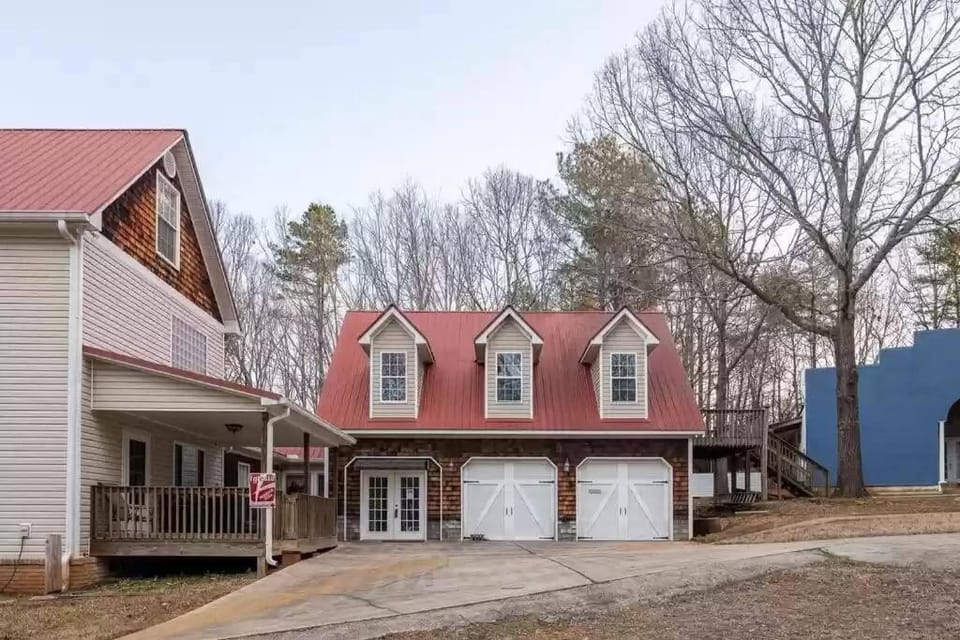 Gainesville property three levels with 11 Queen beds, Great for Family Retreat and Work crews House in Lake Lanier