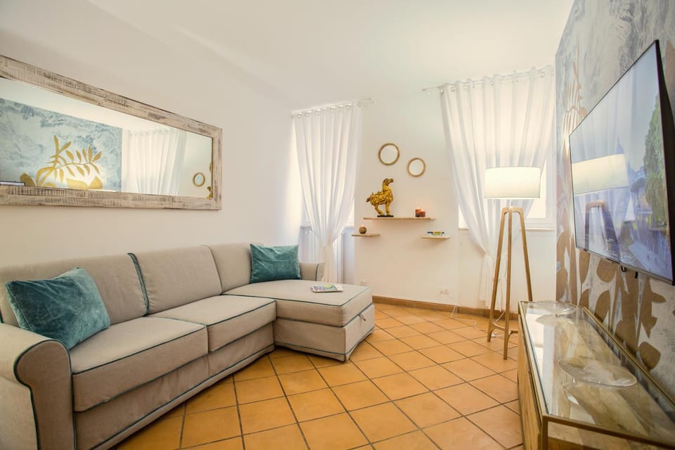 TV and multimedia, Coffee/tea facilities, Living room, Photo of the whole room, Decorative detail, Decorative detail, Seating area, Entertainment, furniture, heating, internet, air conditioner, air conditioner