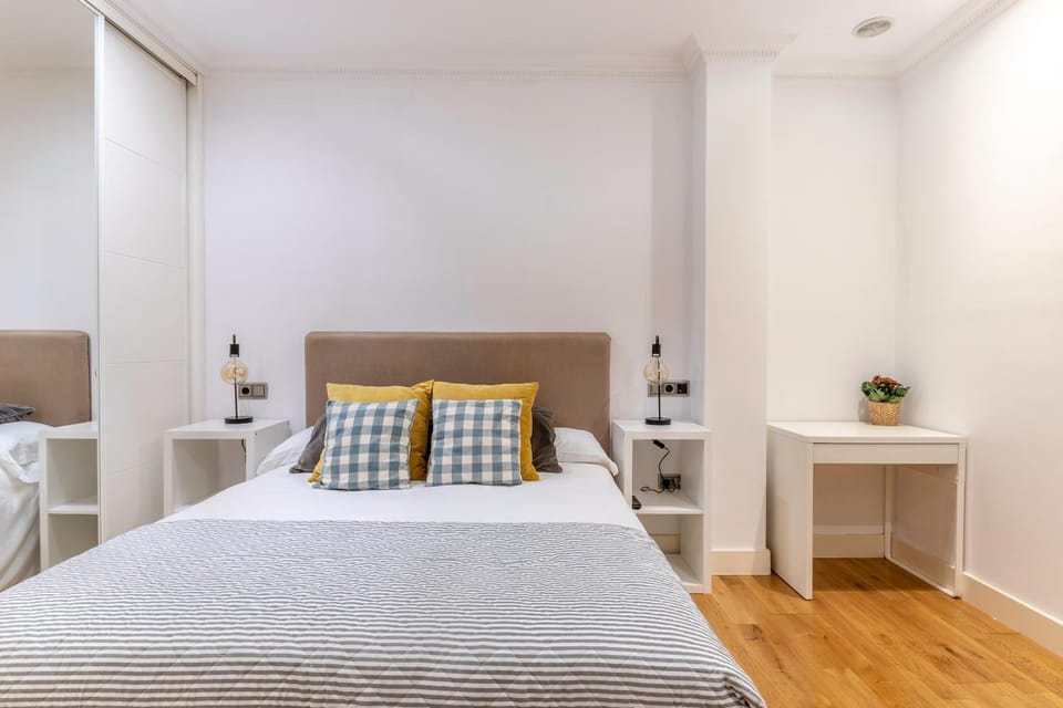 Bed, Photo of the whole room, hair dresser