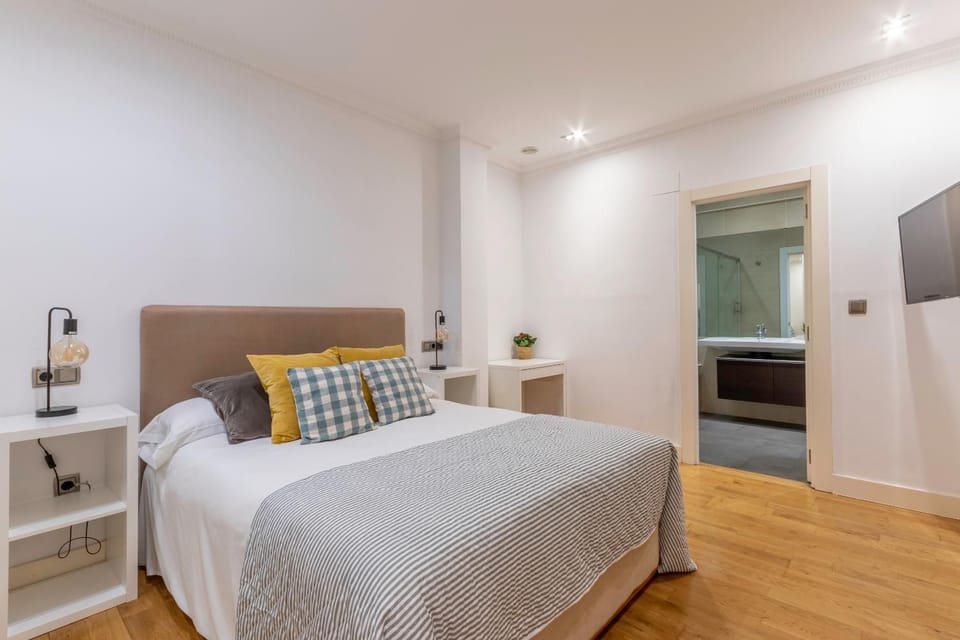 Bed, Photo of the whole room, Bedroom