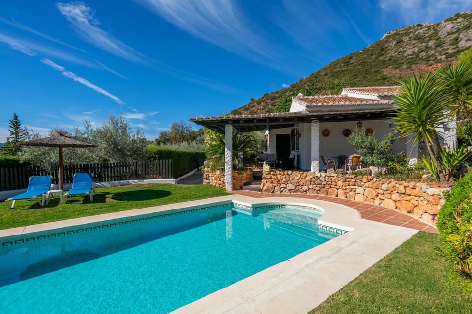 Property building, Day, Natural landscape, Garden, Garden view, Mountain view, Pool view, Swimming pool, sunbed