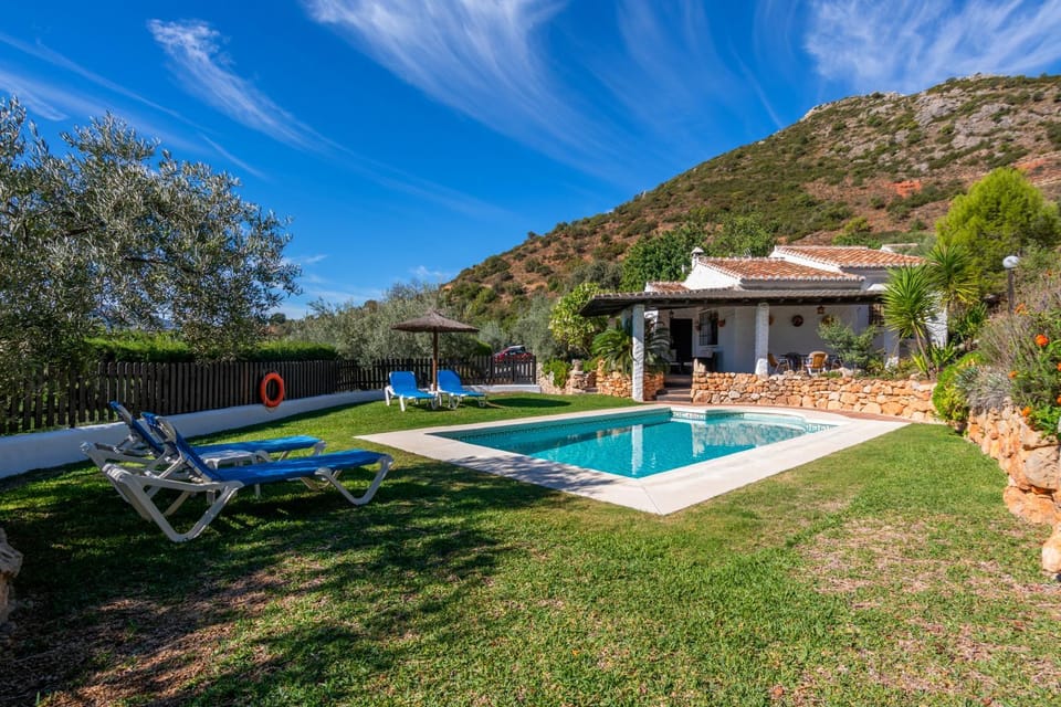 Property building, Day, Natural landscape, Garden, Garden view, Mountain view, Pool view, Swimming pool, sunbed