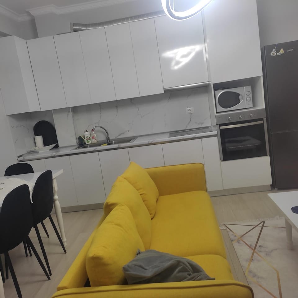 Kitchen or kitchenette, minibar