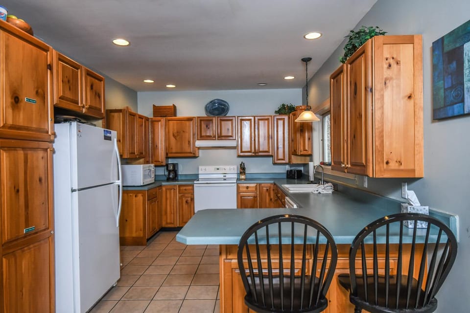 Kitchen or kitchenette, Seating area, microwave, oven, stove, kitchen