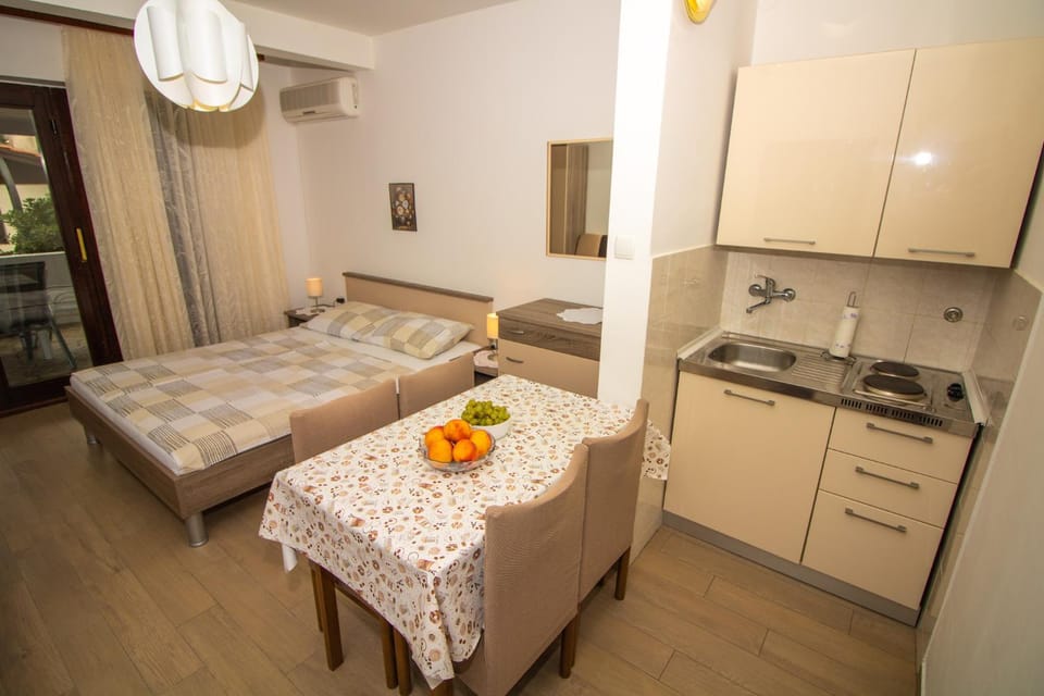 Bed, Kitchen or kitchenette, Photo of the whole room, Dining area, stove
