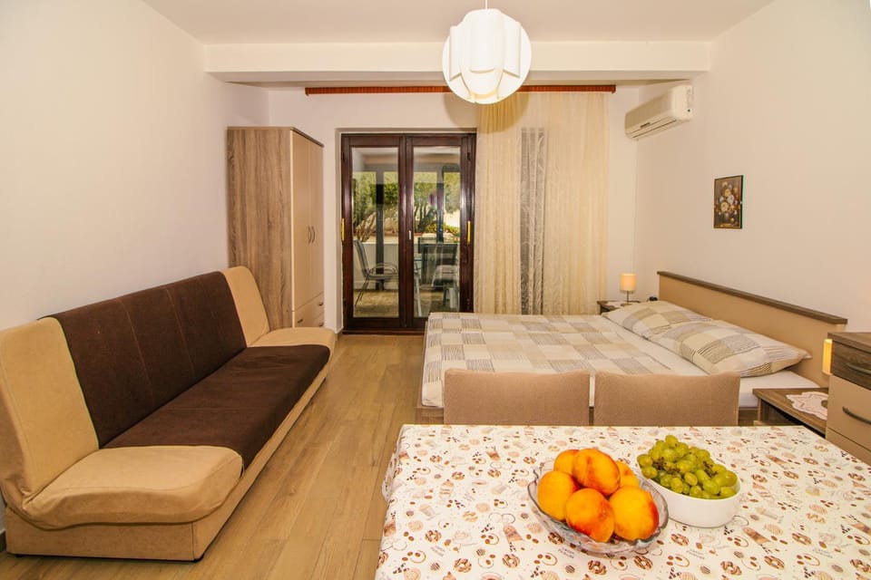 Bed, Seating area, Bedroom