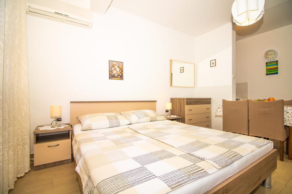 Bed, Living room, air conditioner