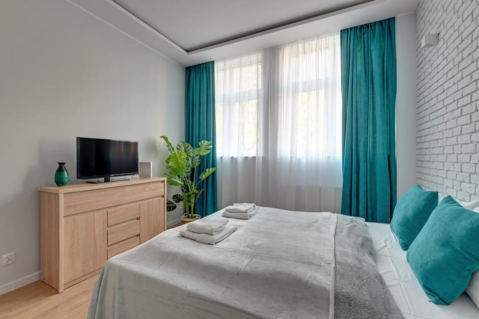 Bed, TV and multimedia, Photo of the whole room, Bedroom, towels