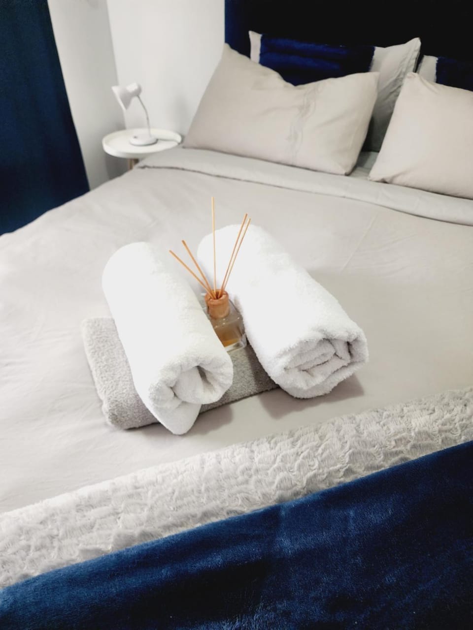 Bed, Bedroom, towels