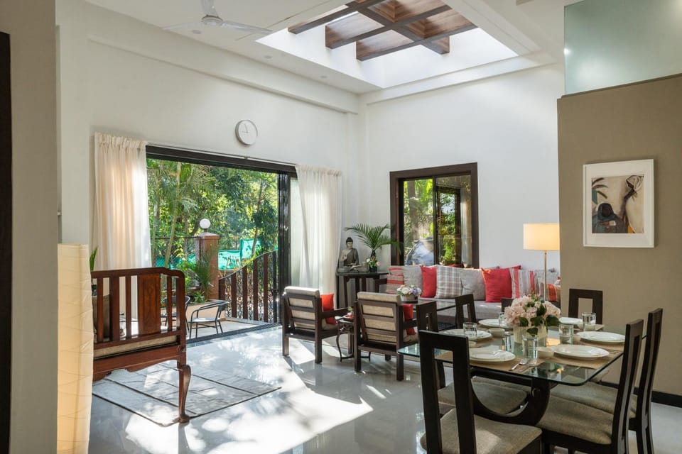 Facade/entrance, Day, Living room, Seating area, Dining area