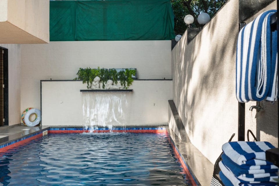Pool view, Swimming pool, towels