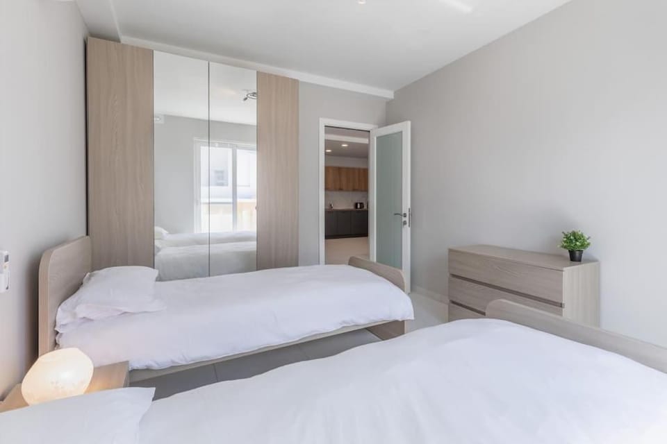 Exquisite modern luxury apt in central Malta - Walking distance to the restaurants & night life Apartment in Malta