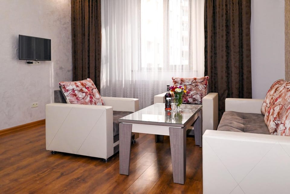 Communal lounge/ TV room, TV and multimedia, Living room, Seating area, Dining area, Evening entertainment