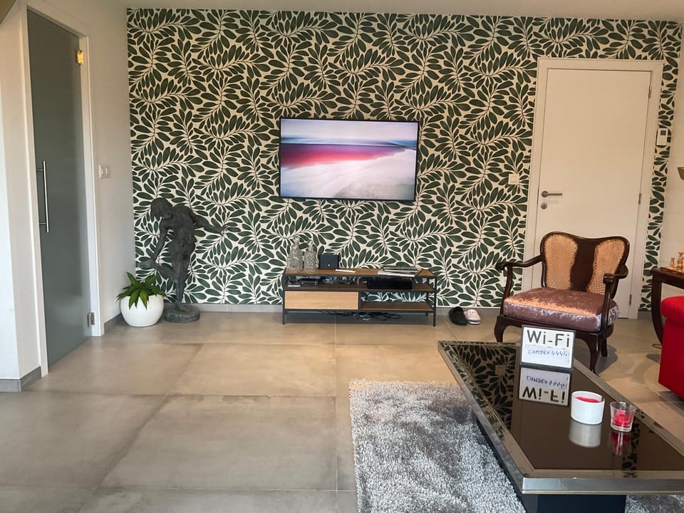 Communal lounge/ TV room, TV and multimedia, Living room, Seating area, Evening entertainment