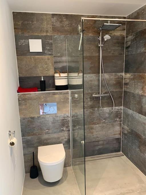 Shower, Toilet, Bathroom, towels
