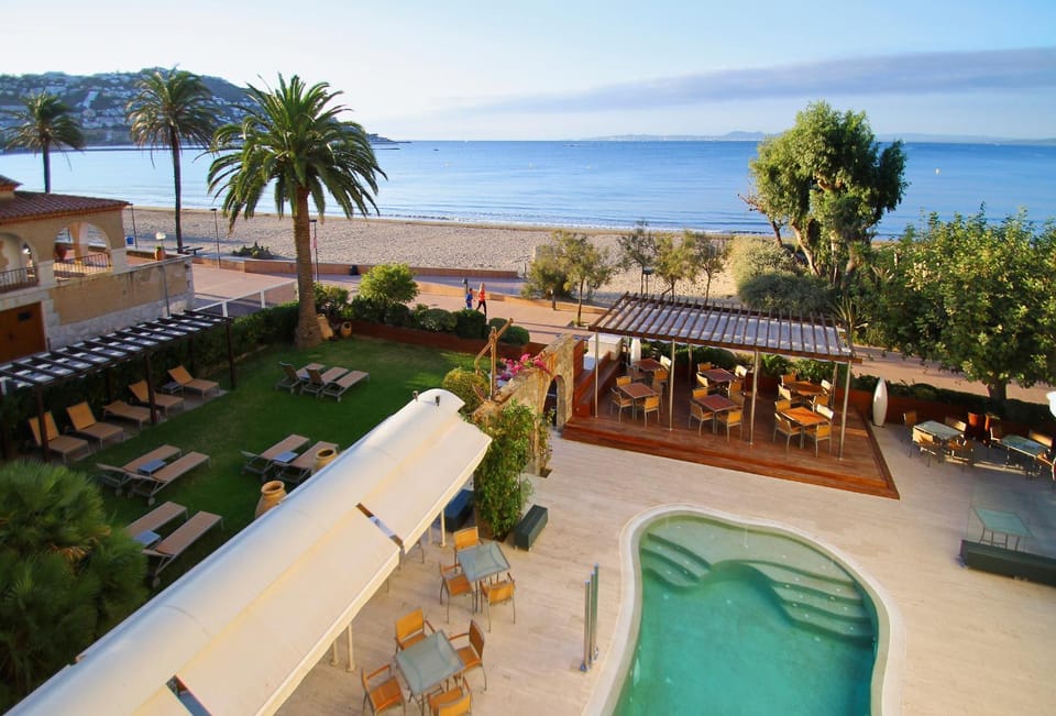 Property building, Restaurant/places to eat, Balcony/Terrace, Sea view, Swimming pool