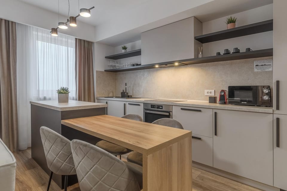 Kitchen or kitchenette, Dining area
