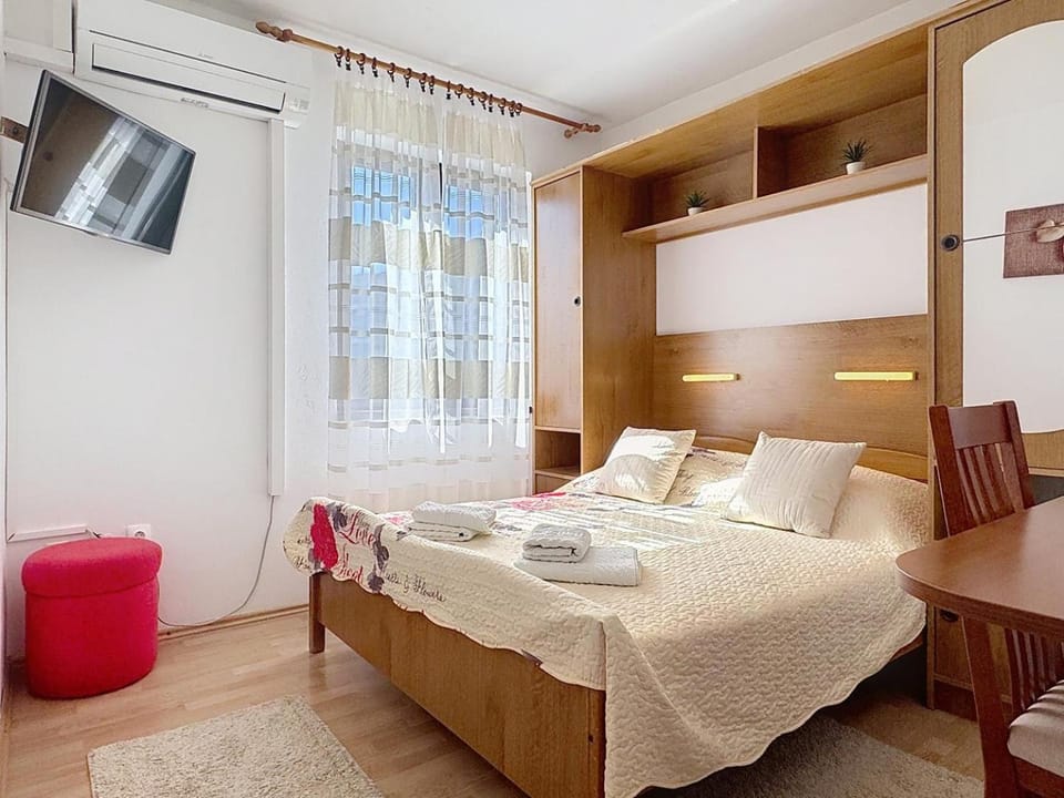 Bedroom, air conditioner