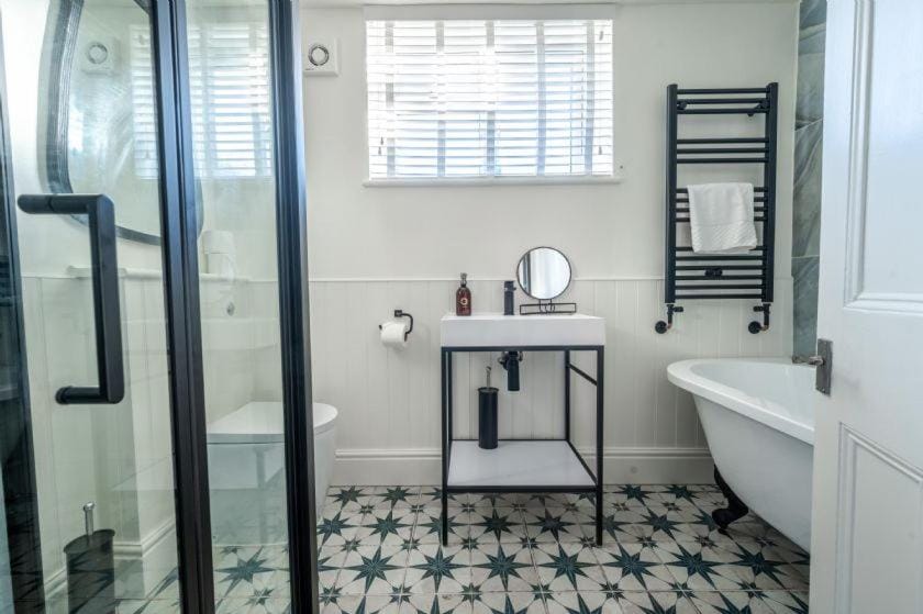 Shower, Toilet, Bathroom, Bath