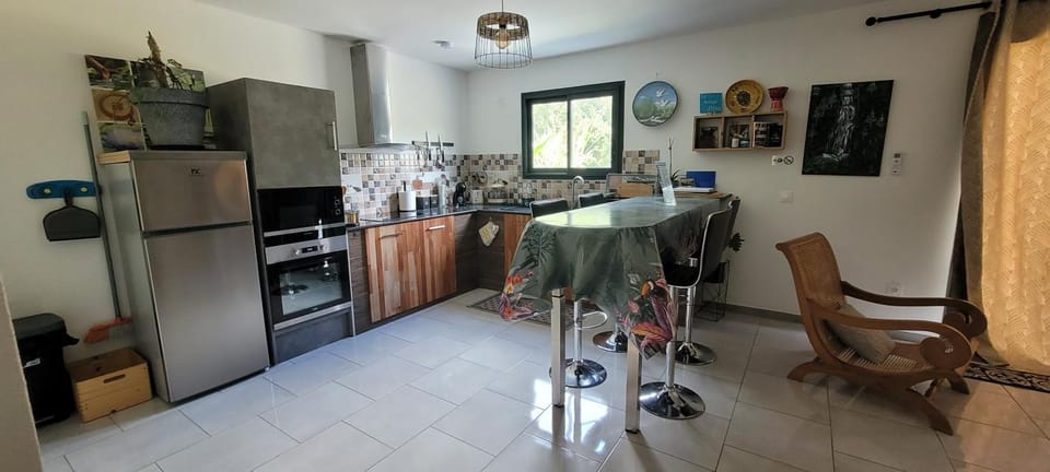 Kitchen or kitchenette, Dining area, minibar, oven, pet friendly, stove