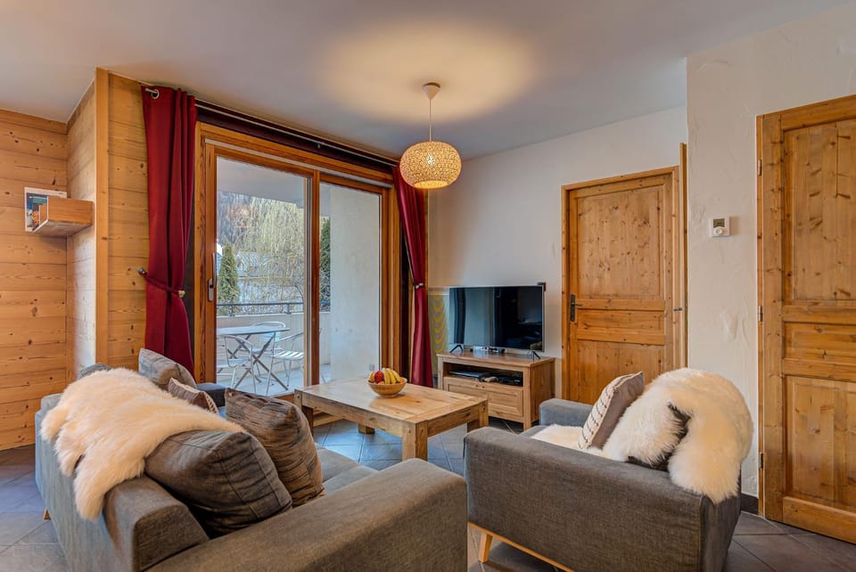 Communal lounge/ TV room, TV and multimedia, Living room, Seating area, Evening entertainment