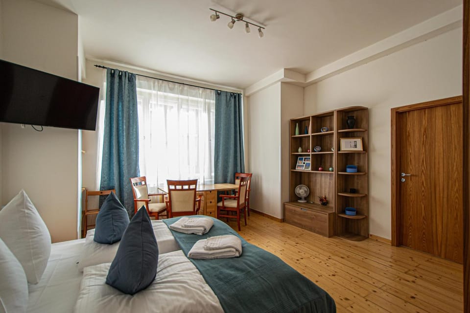Bed, TV and multimedia, Living room, Photo of the whole room, Seating area, Evening entertainment, Bedroom, hair dresser, wardrobe