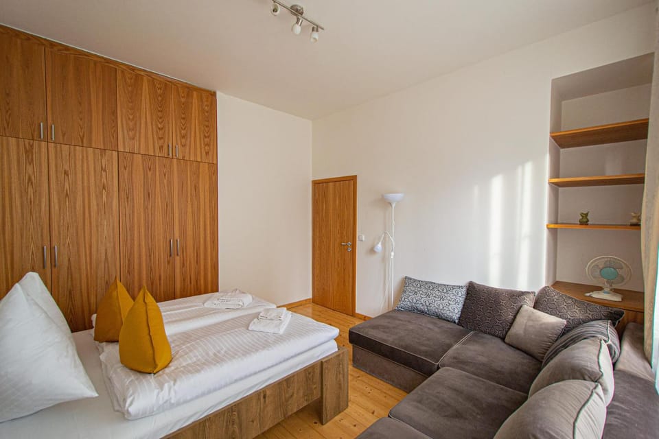 Photo of the whole room, Bedroom, wardrobe