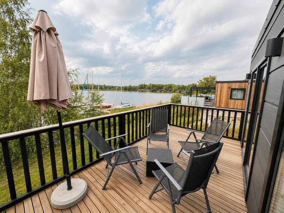 Balcony/Terrace, Seating area, Lake view