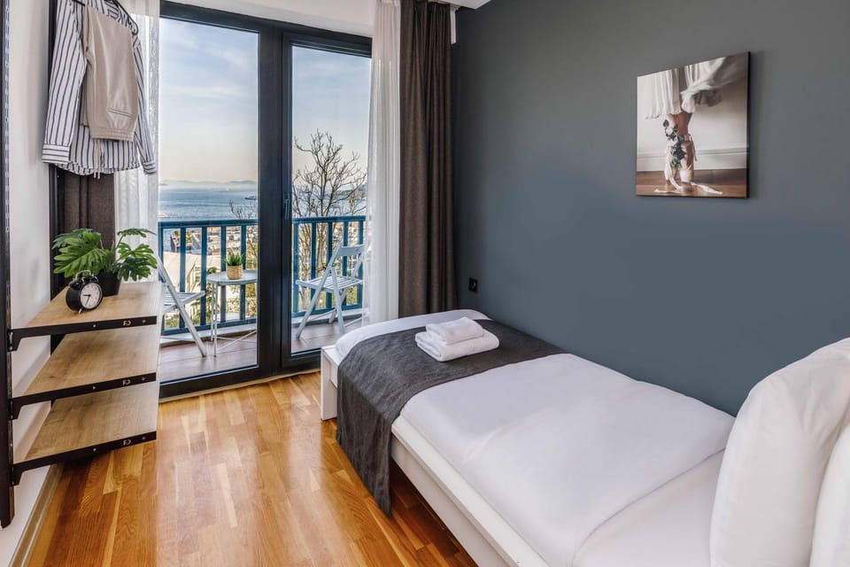 Bed, View (from property/room), Balcony/Terrace, Sea view, towels