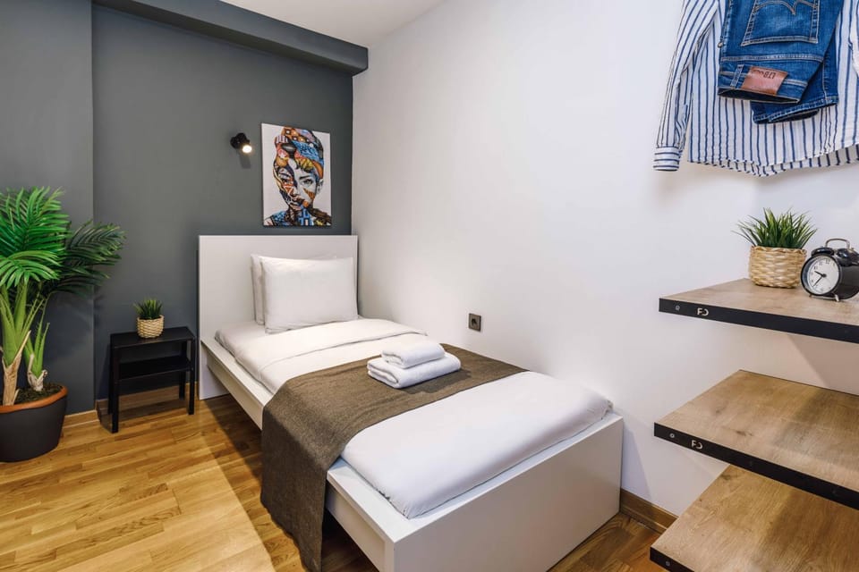 Bed, Bedroom, towels