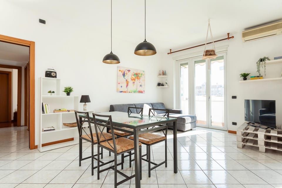 TV and multimedia, Seating area, Dining area