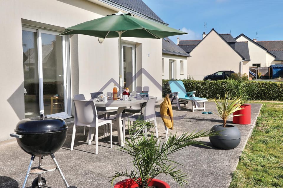 Property building, Patio, BBQ facilities, Garden, Garden view, sunbed