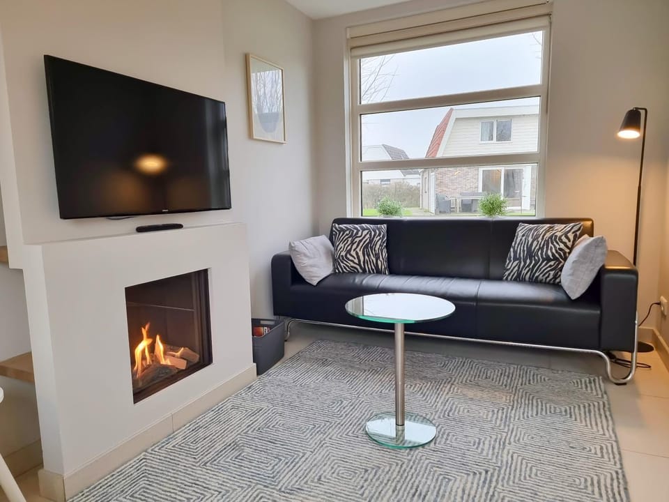 TV and multimedia, Seating area, fireplace