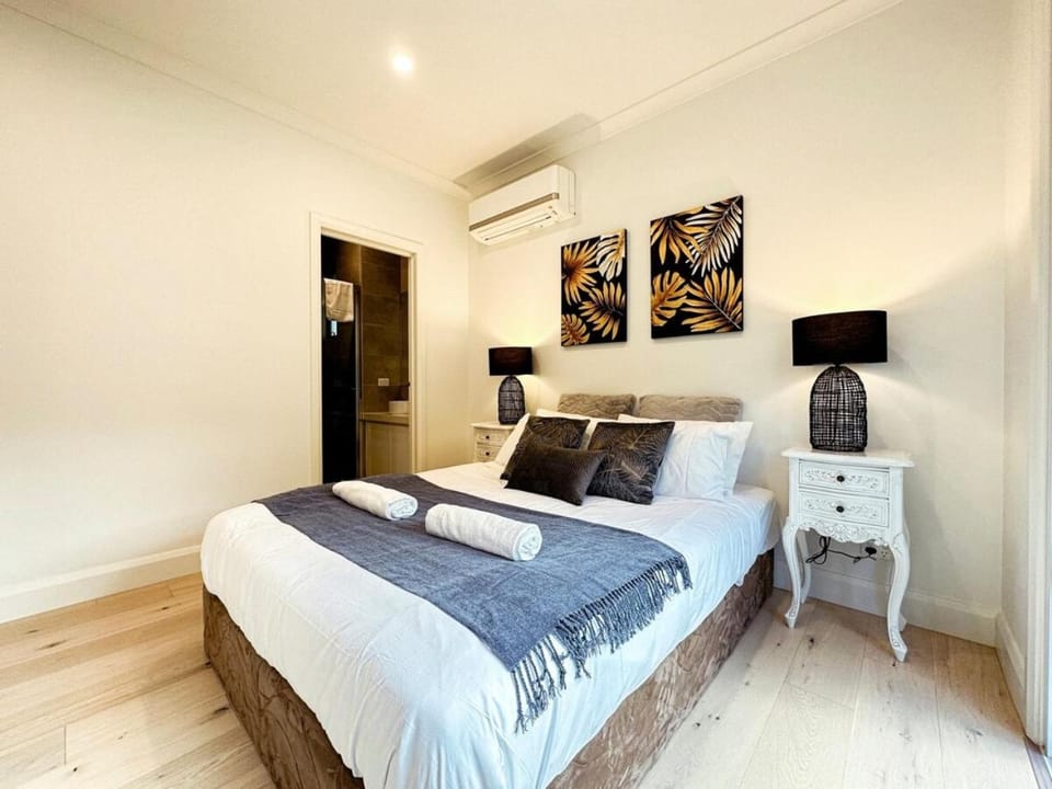 Luxury Glen Waverley Townhouse 4BR3BA Backyard House in Glen Waverley