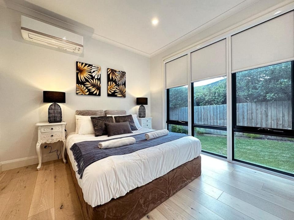 Luxury Glen Waverley Townhouse 4BR3BA Backyard House in Glen Waverley