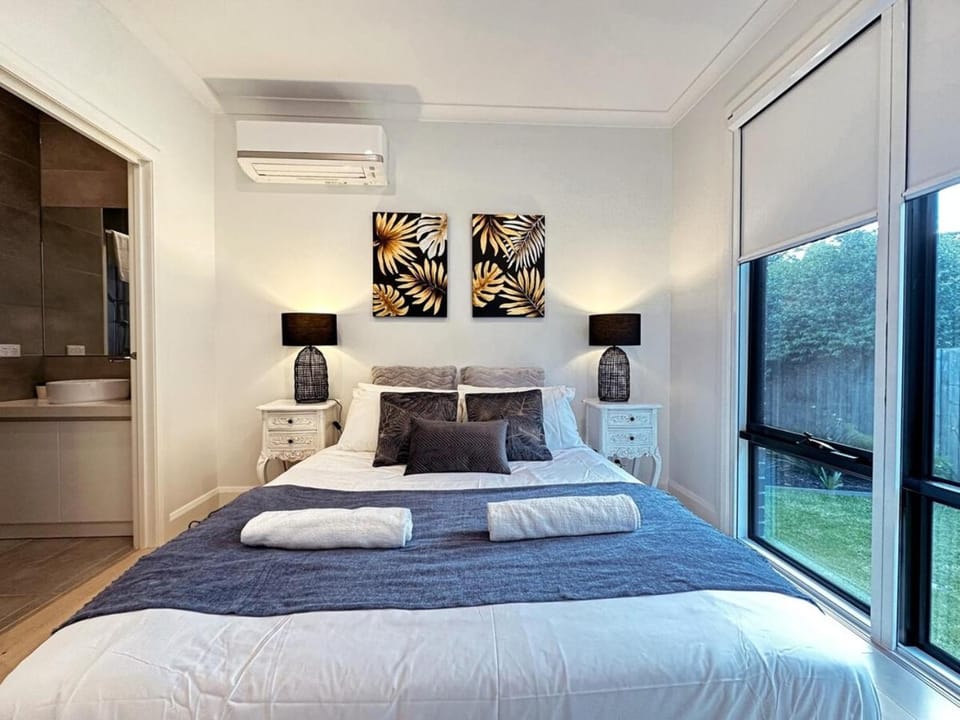Luxury Glen Waverley Townhouse 4BR3BA Backyard House in Glen Waverley