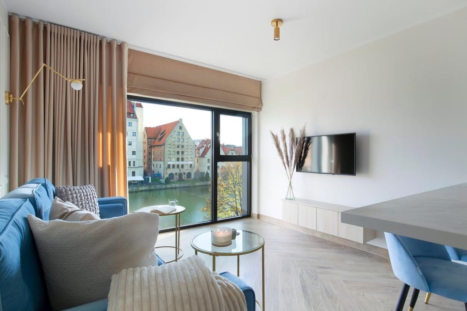 Bed, TV and multimedia, View (from property/room), Seating area, Dining area