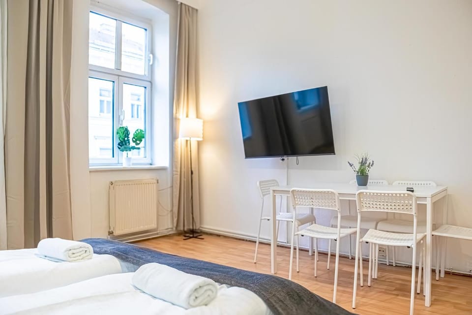 Bed, TV and multimedia, Dining area, Bedroom, heating, towels