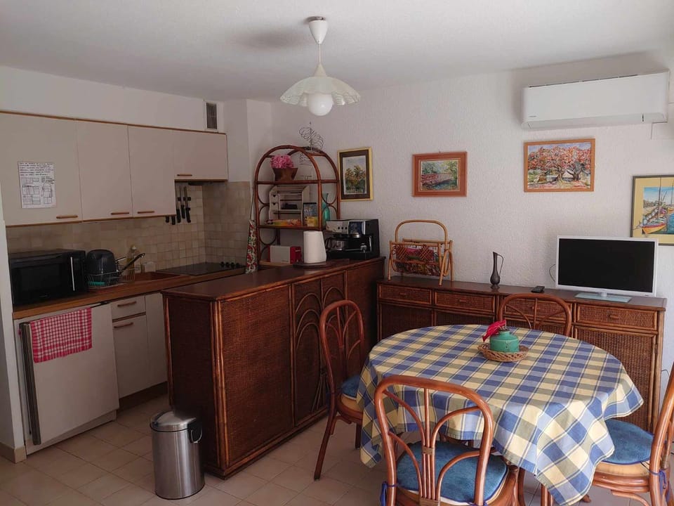 TV and multimedia, Kitchen or kitchenette, Dining area, oven, stove, toaster