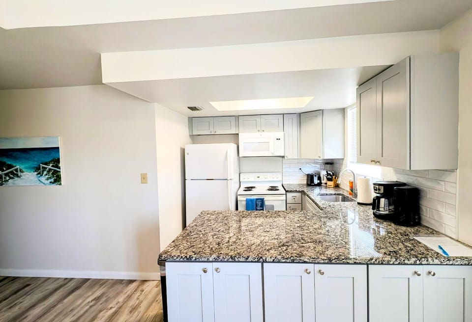 2BR Tropical Retreat A 3Mins to Beach Apartment in Indian Rocks Beach