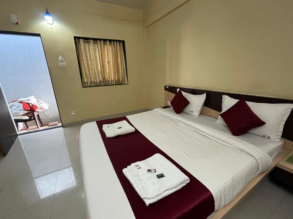 Bed, Photo of the whole room, Bedroom, fireplace, towels
