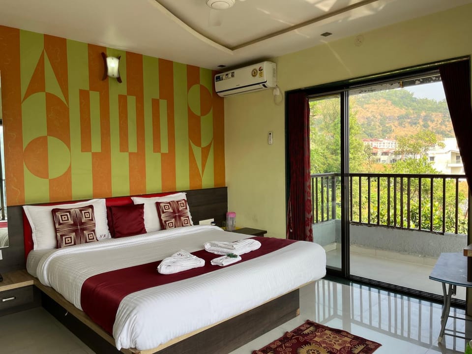 Bed, View (from property/room), Balcony/Terrace, Photo of the whole room, Bedroom, towels, air conditioner