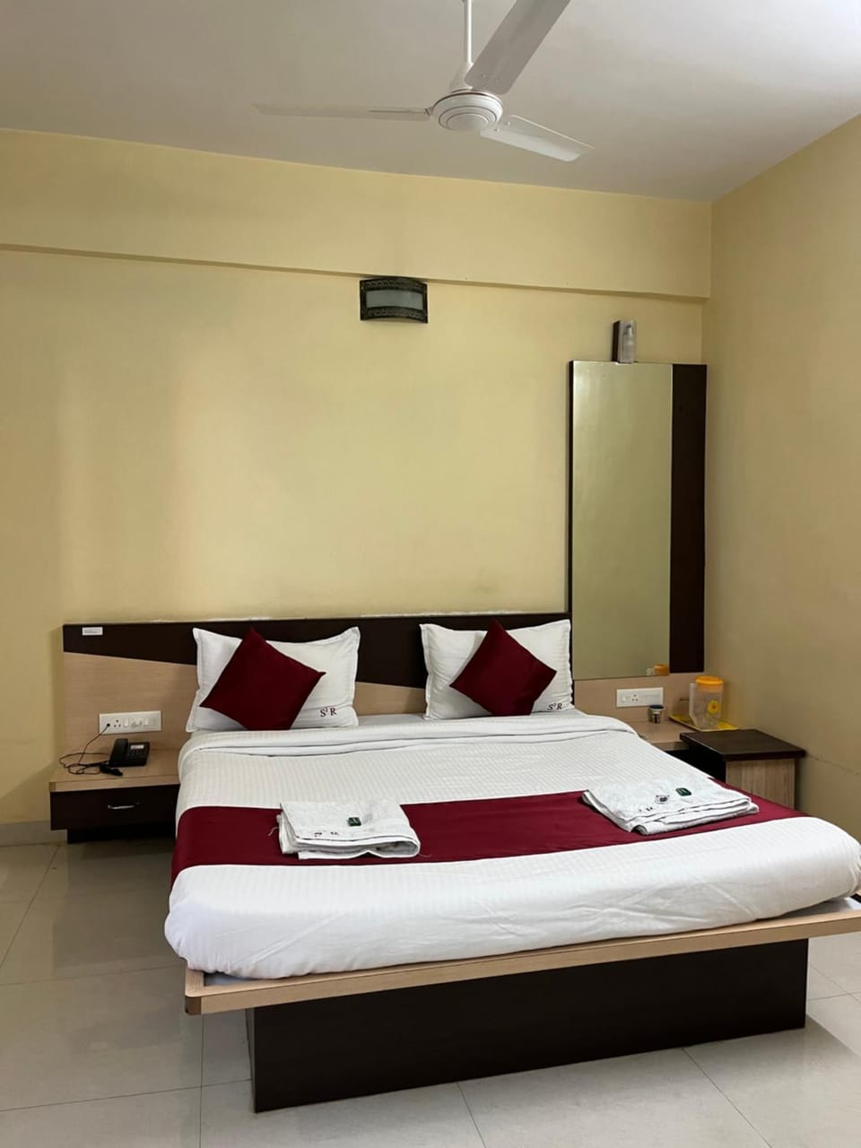 Bed, Photo of the whole room, fireplace, towels